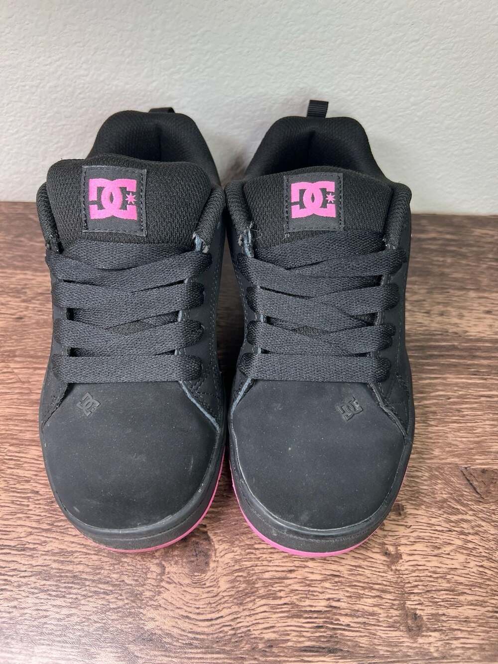 DC Youth Court Graffik Black and Pink Skate Shoes Size 4.5 Youth